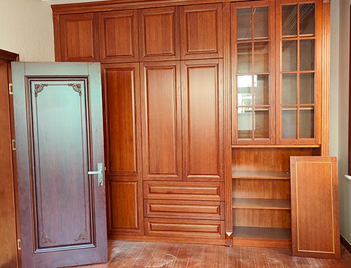 洛江中式家庭装修里定制的实木衣柜效果图